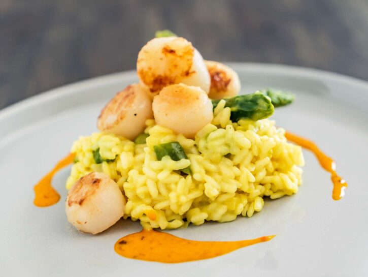 Risotto capesante e asparagi, eleganza e colore per una cena speciale