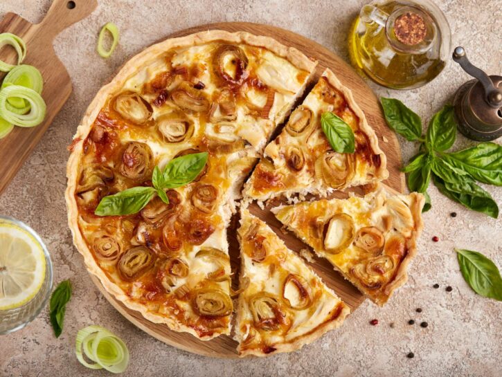 Torta salata con porri, taleggio e noci