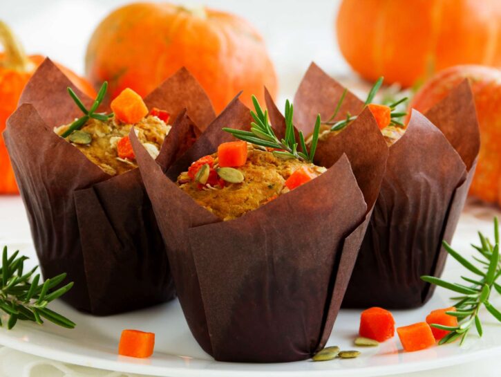 Muffin salati con zucca e rosmarino, uno spuntino irresistibile