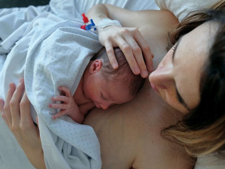 Contatto pelle a pelle: i benefici per il neonato secondo uno studio