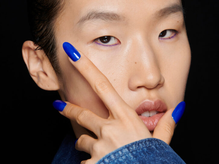 Lo smalto blu elettrico accende la manicure