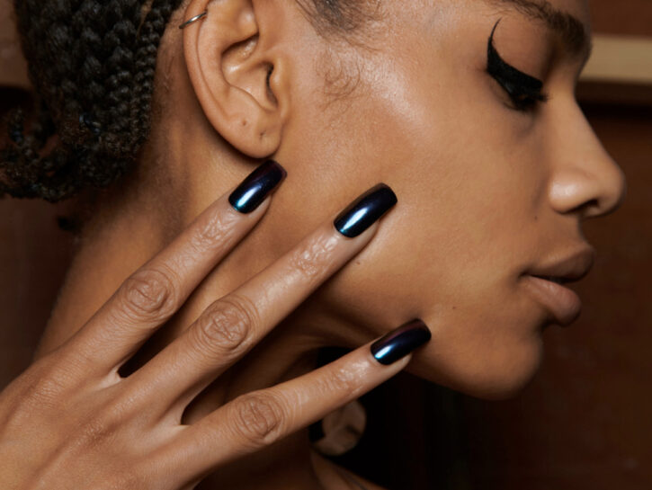 Hai mai applicato lo smalto in polvere? I segreti della manicure dip powder