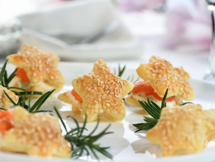 Stelle di pasta sfoglia con salmone: aria di festa sulla tua tavola