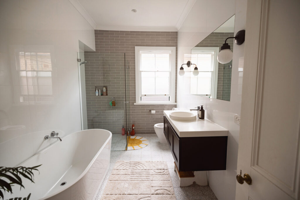 bagno moderno e minimal con tappeti