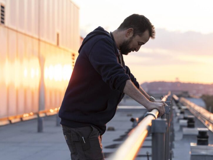 Uomini che piangono: la forza della vulnerabilità