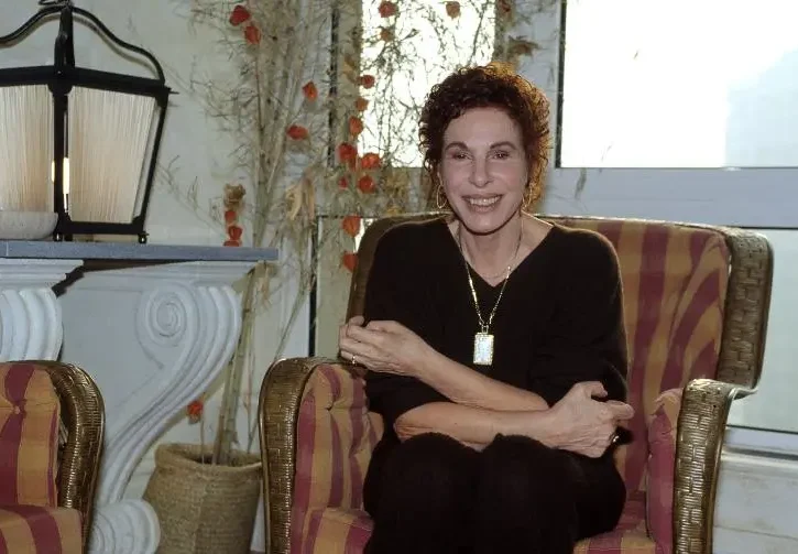 Ornella Vanoni sorridente seduta in poltrona