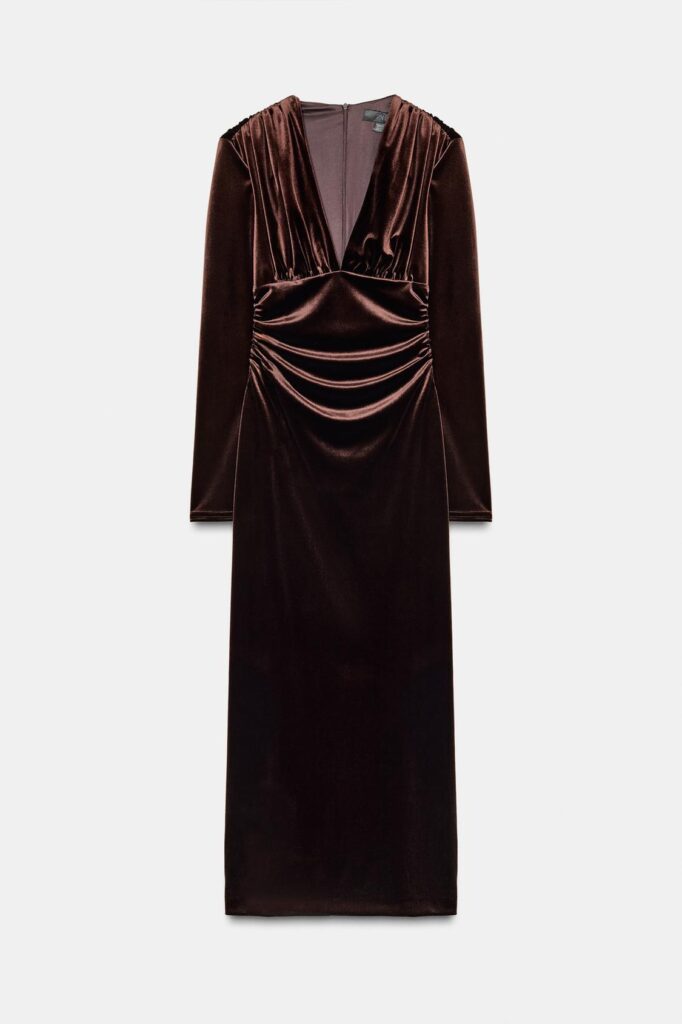 tendenze moda inverno 2026 vestito di velluto marrone donna