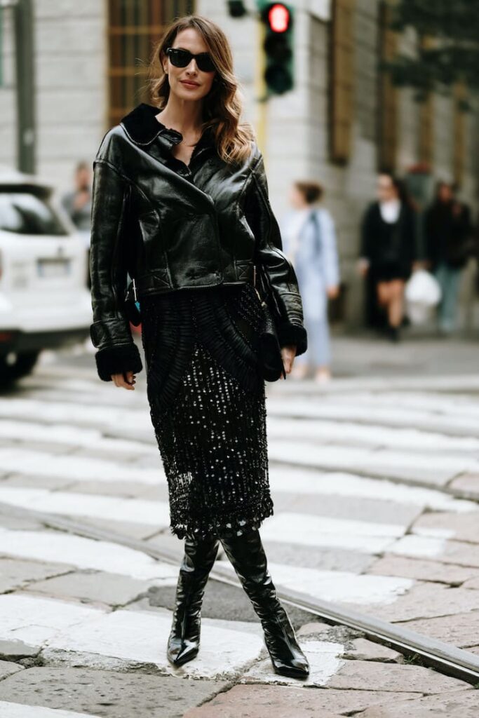 Ragazza con gonna di paillettes e giacca di pelle