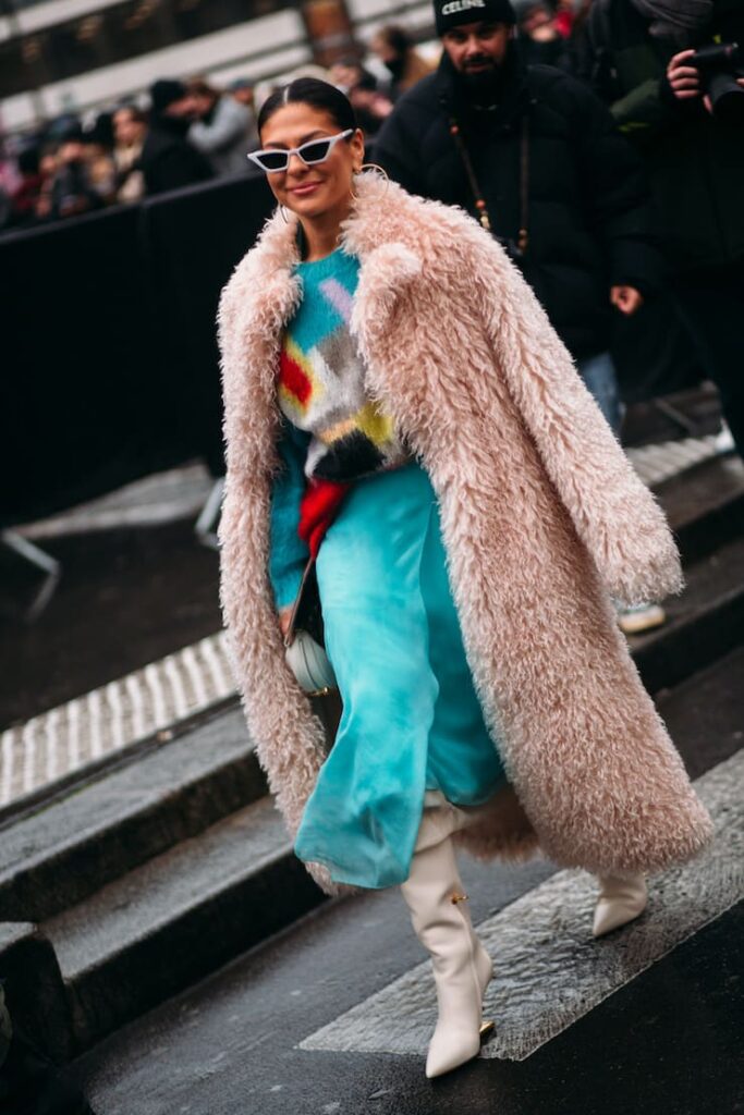 Ragazza con eci fur rosa
