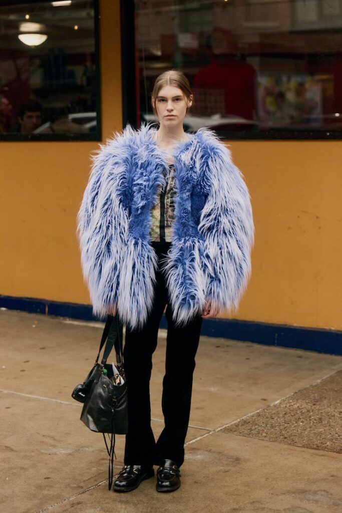 Ragazza con eco fur color mora
