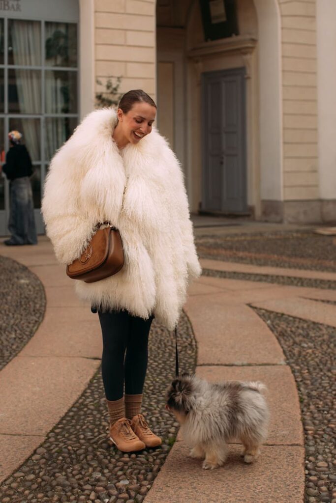 Ragazza con eco fur bianca