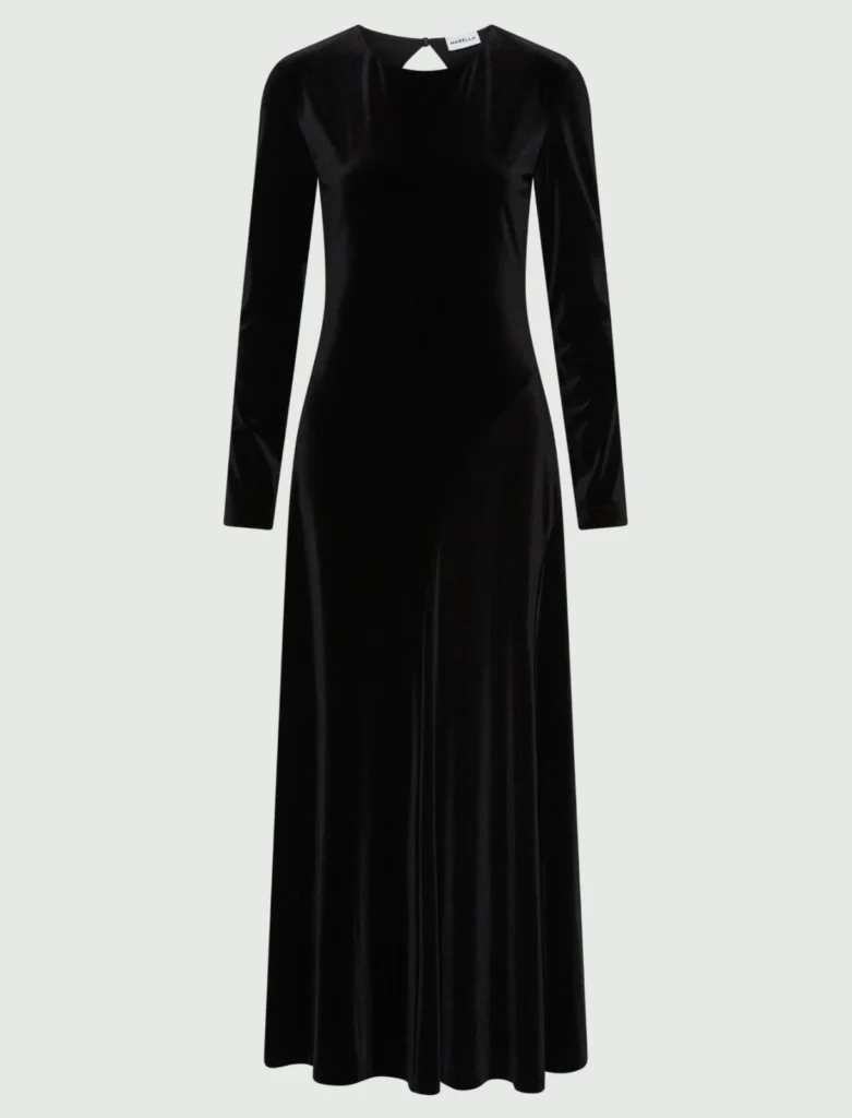 tendenze moda inverno 2026 vestito di velluto nero donna