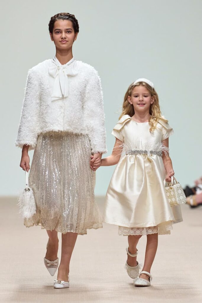 Modella con gonna di paillettes