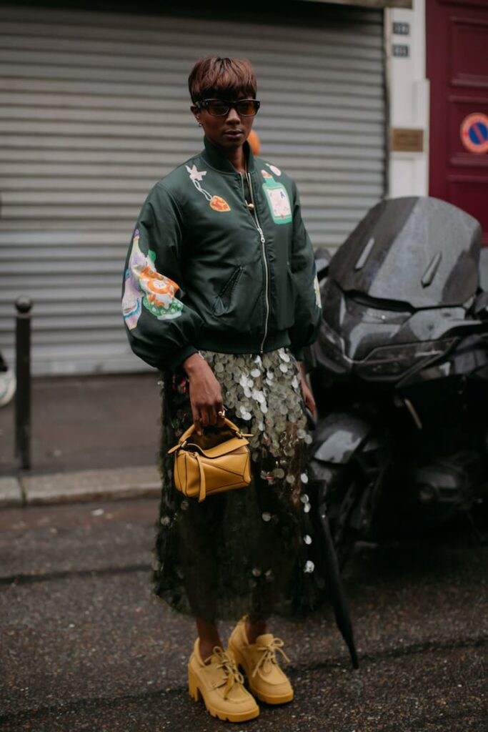 Ragazza con gonna paillettes e bomber