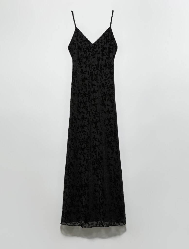 tendenze moda inverno 2026 vestito di velluto nero donna