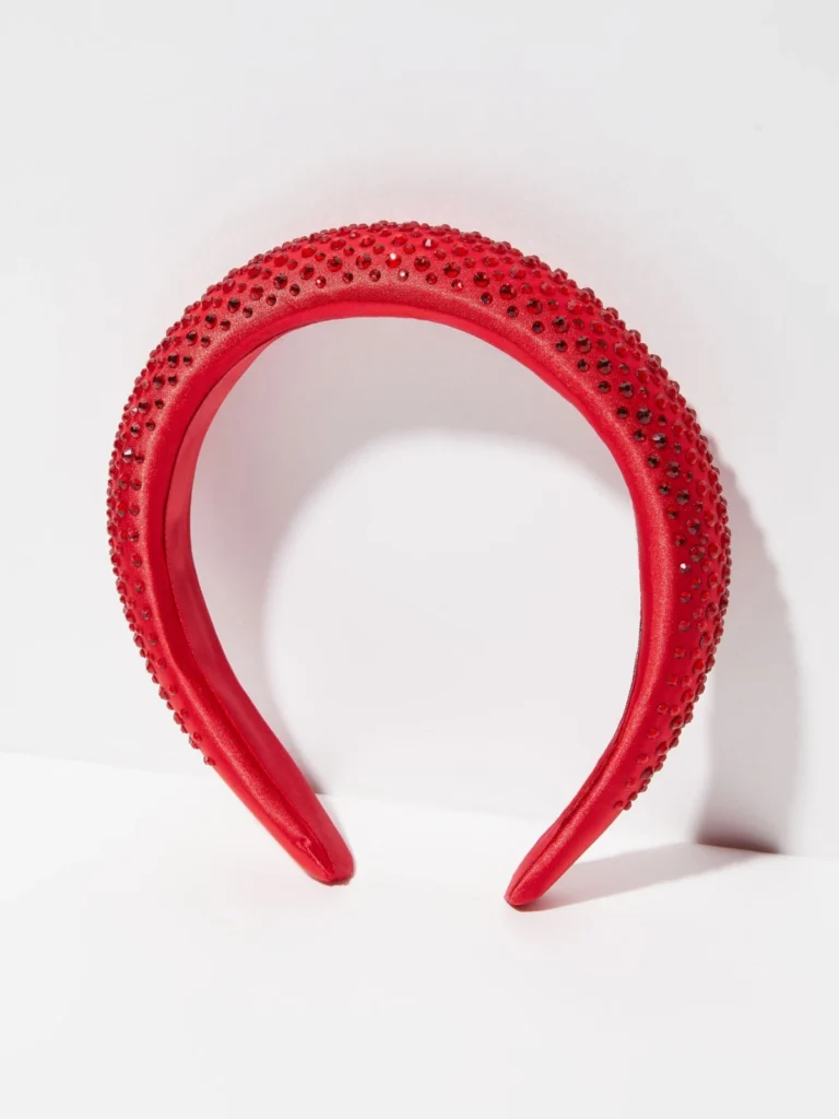 look natale tendenze accessori 2025 cerchietto rosso con cristalli