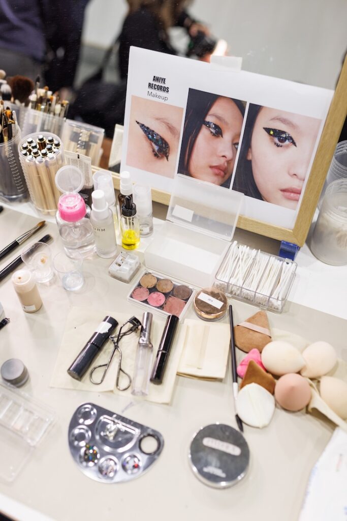 vanity table con strumenti di bellezza