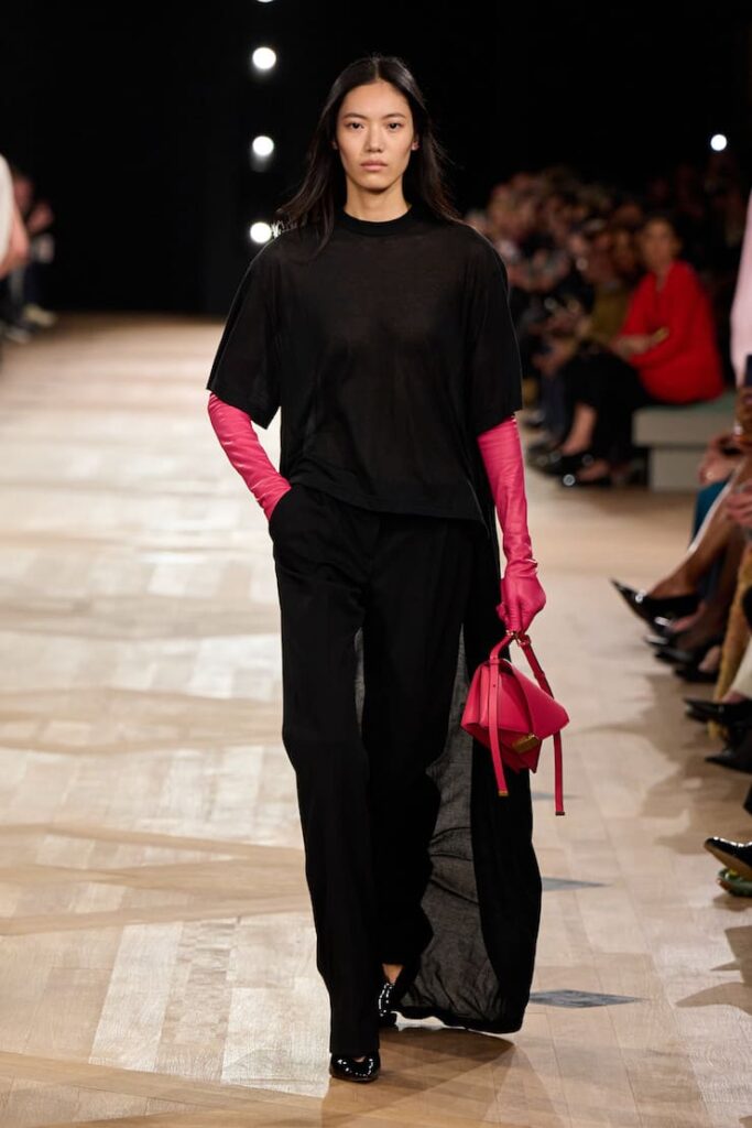 Modella sfila per Balenciaga