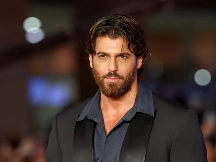 Can Yaman torna protagonista in tv con Sandokan, prima di lui Kabir Bedi e addirittura Gigi Proietti