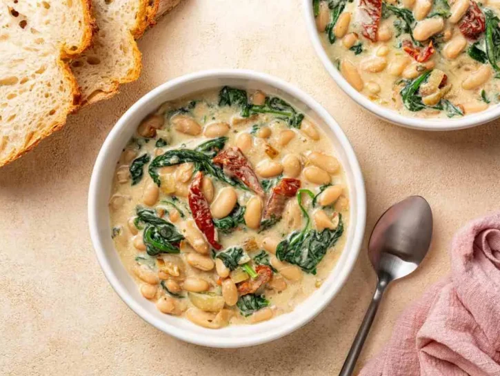 Fagioli toscani in umido con spinaci e pomodori secchi: comfort food semplice e saporito