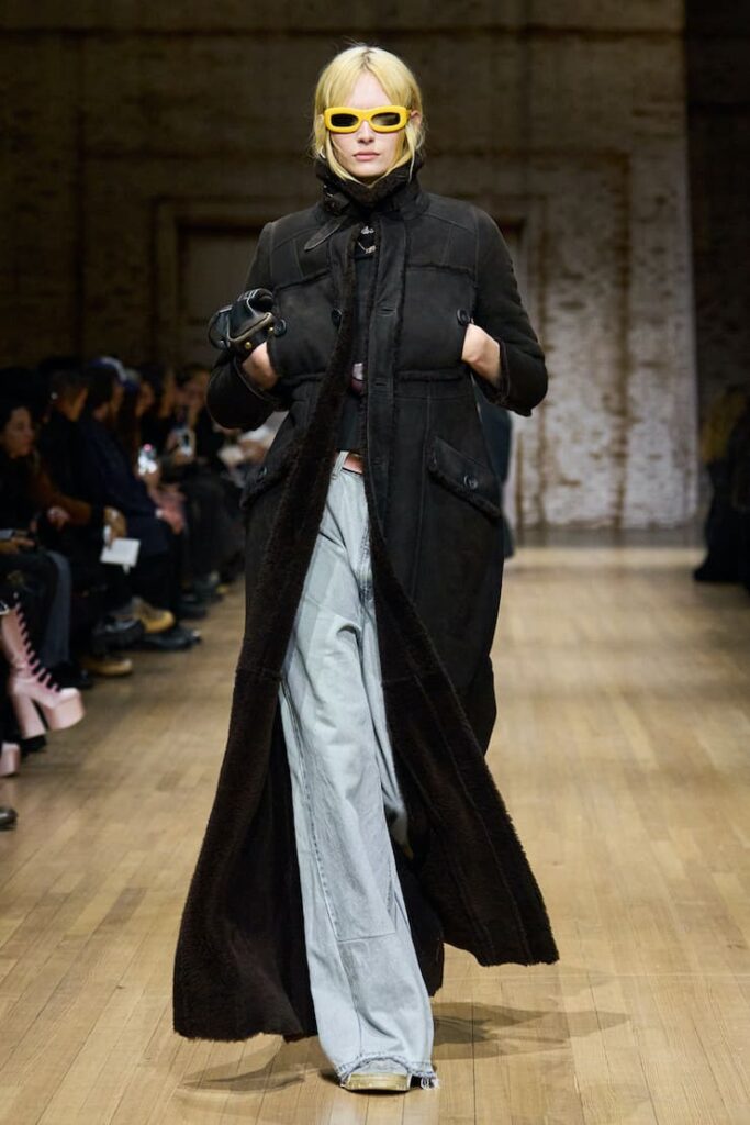 Modella alla sfilata Coach con cappotto dal collo a imbuto