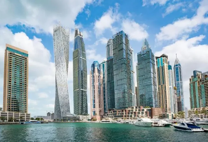Il panorama di Dubai con i suoi grattacieli