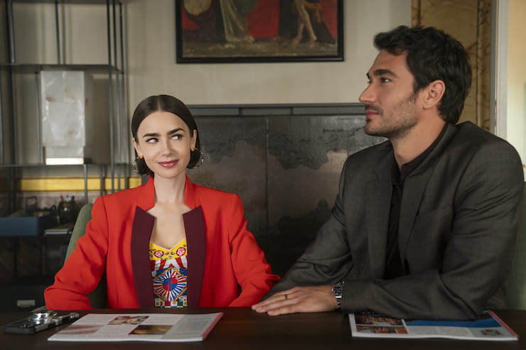 Emily in Paris con blazer rosso
