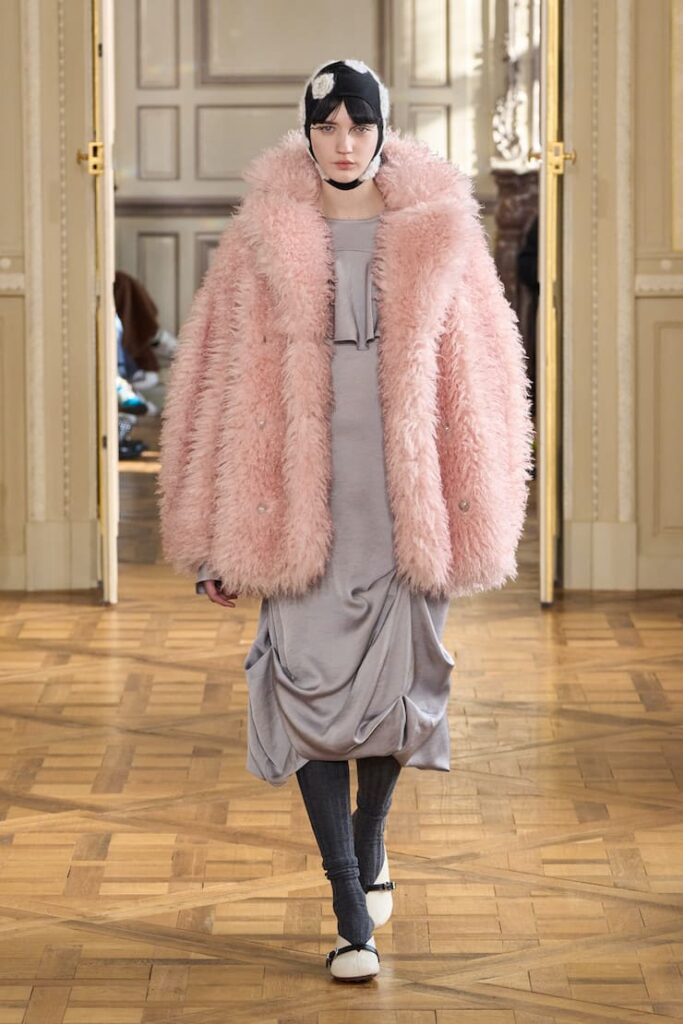 Modella alla sfilata di Ganni indossa eco fur rosa