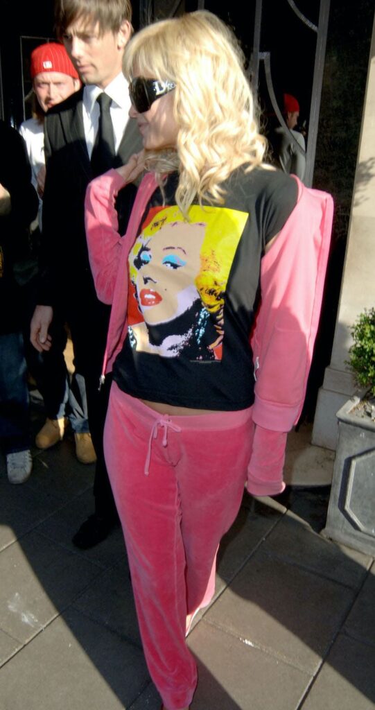 Paris Hilton con una tuta in velluto rosa