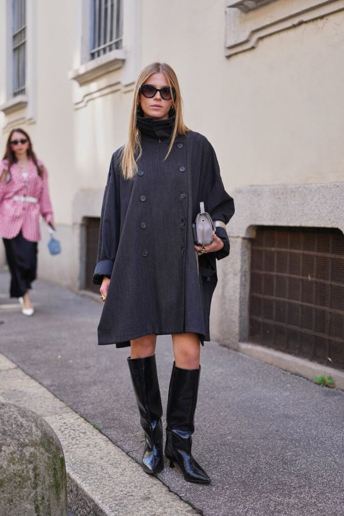 Ragazza con cappotto dal collo a imbuto