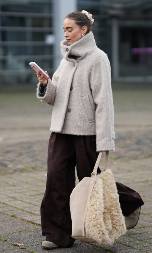 Il collo a imbuto (funnel neck) conquista i capispalla di stagione. E c’è un motivo se le star lo amano, e anche noi