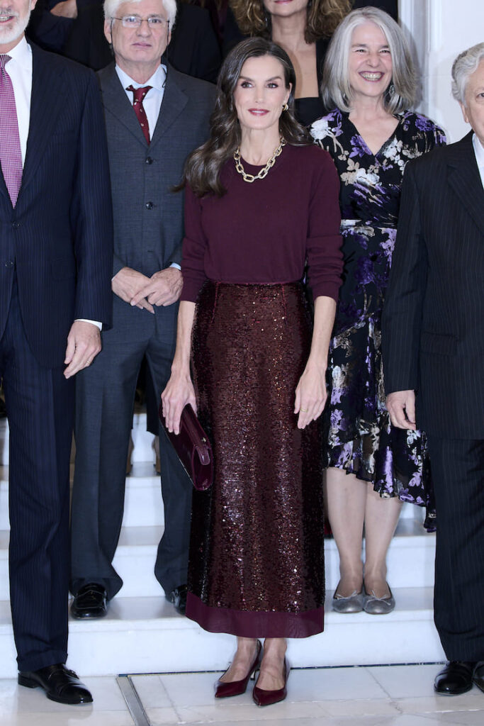 Letizia di Spagna indossa una gonna di paillettes