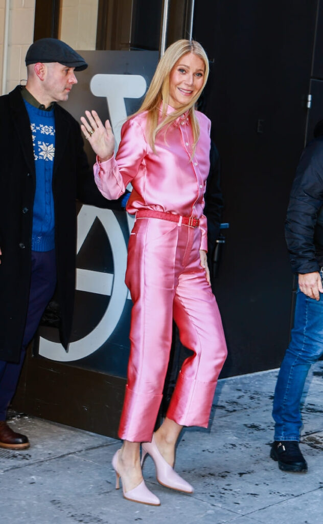 Gwyneth Paltrow in total look rosa begonia