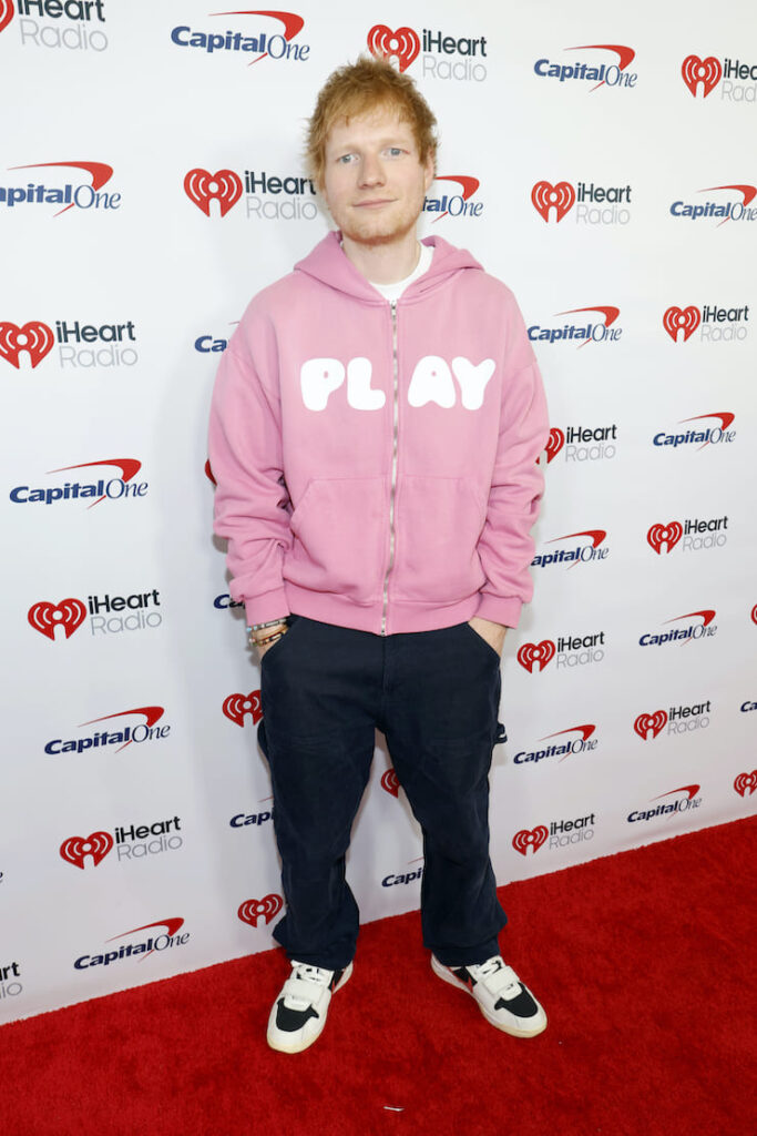 Ed Sheeran con una felpa rosa begonia