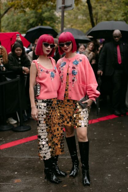 Due influencer indossano gonne di paillettes