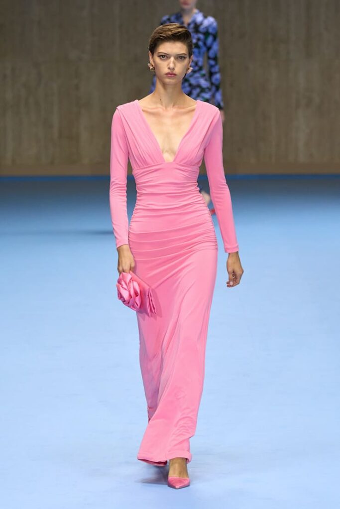 Modella in passerella con abito rosa per Carolina Herrera