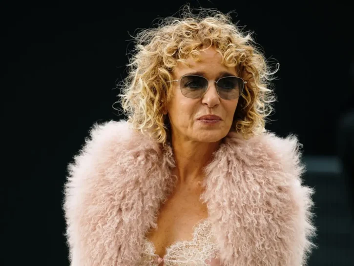 Come portare la frangia riccia