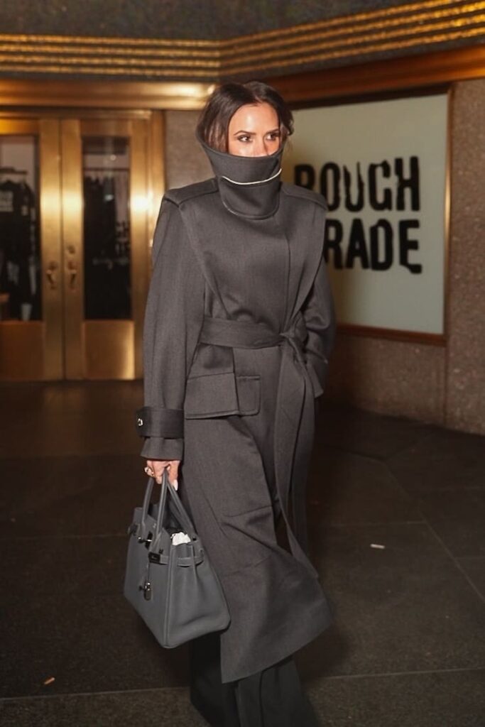 Victoria Beckham a New York con cappotto con collo a imbuto