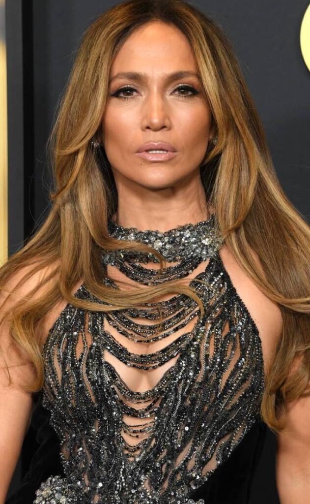 Jennifer Lopez sfoggia un castano dai riflessi caldi