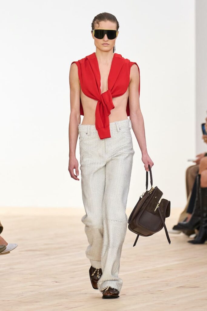 Modella sfilata con cardigan rosso