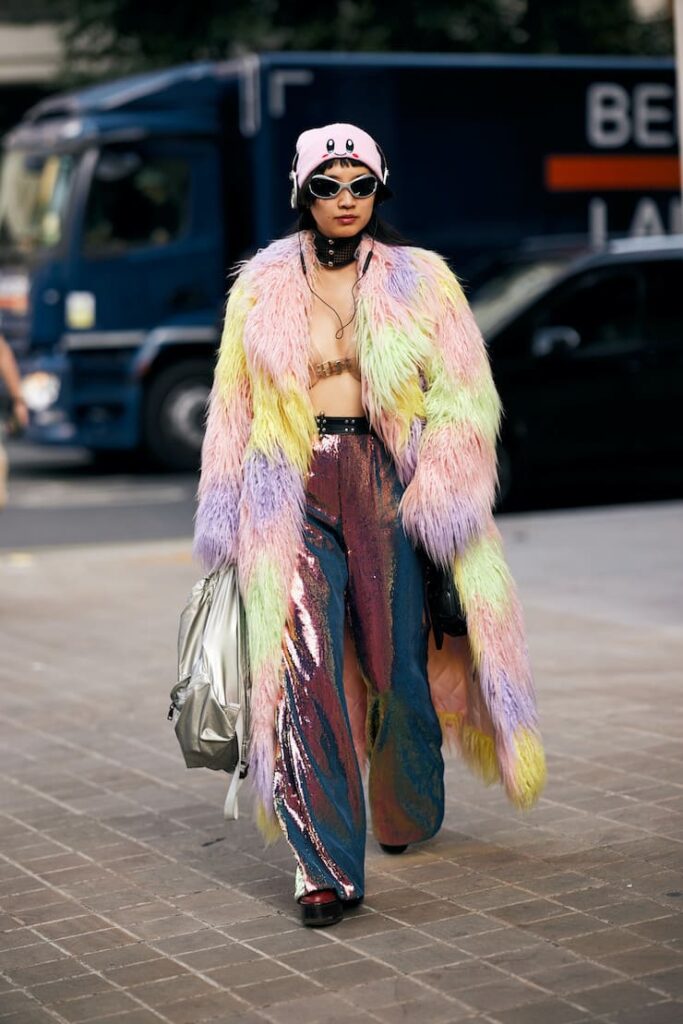 Ragazza con eco fur arcobaleno