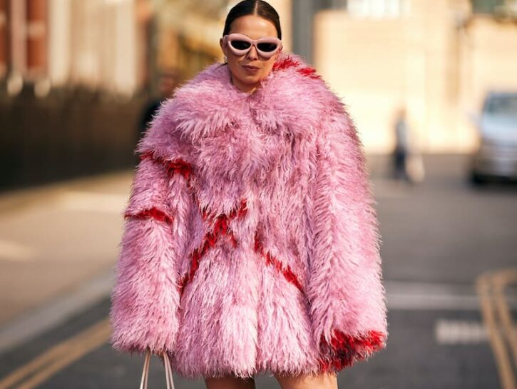 Per stare al caldo le ragazze cool puntano su una faux fur zucchero filato