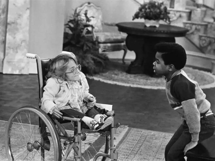 Addio a Melanie Watson, cos'è l'osteogenesi imperfetta con cui è nata l'attrice de «Il Mio amico Arnold»