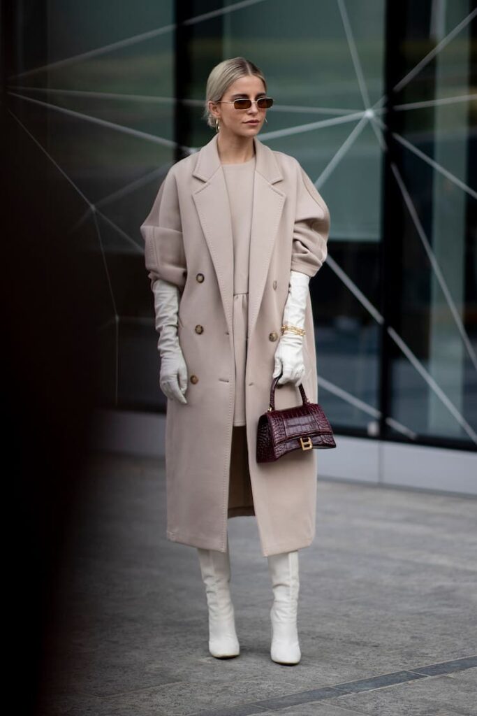 Ragazza con cappotto e guanti da opera