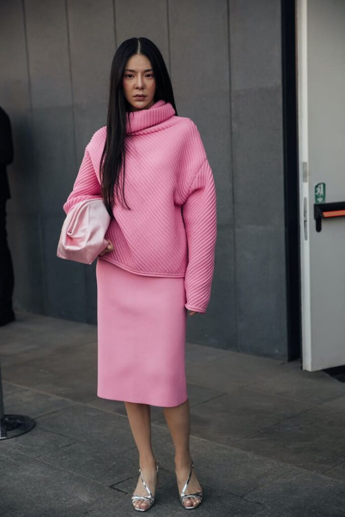 Donna in total look rosa begonia