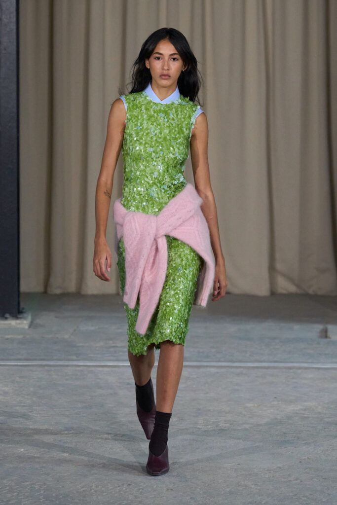 Modella con abito sparkling alla sgilata Mithridate