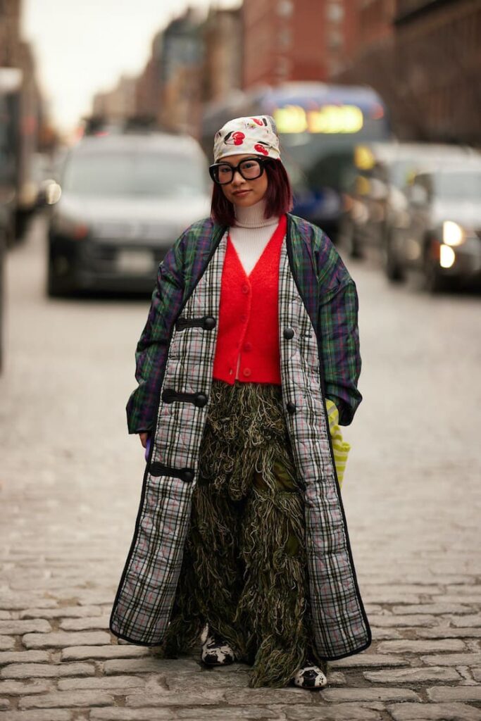 Ragazza a New York con cardigan rosso