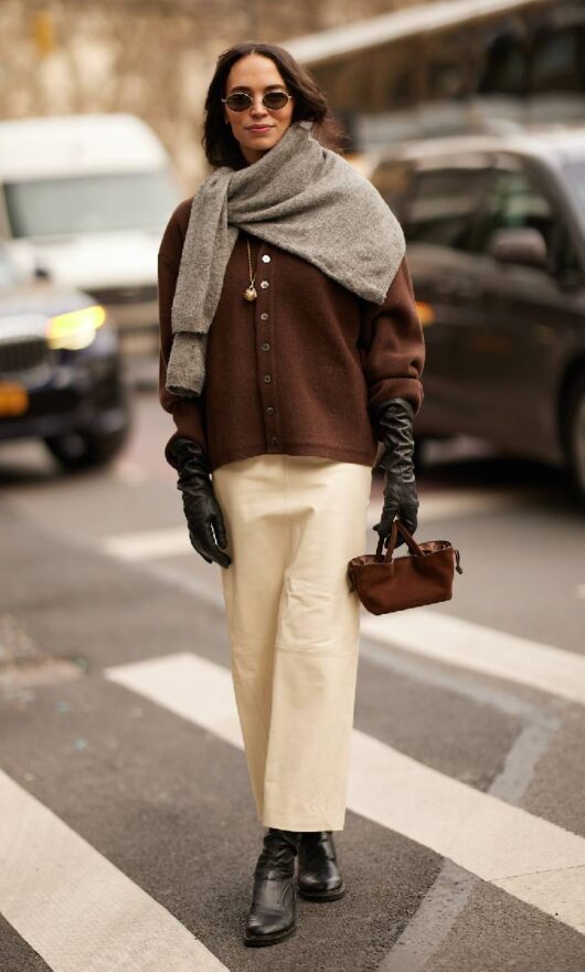 Guanti da opera, l’accessorio che definisce il look per l’inverno 2026. Come sfoggiarli per sentirsi una queen