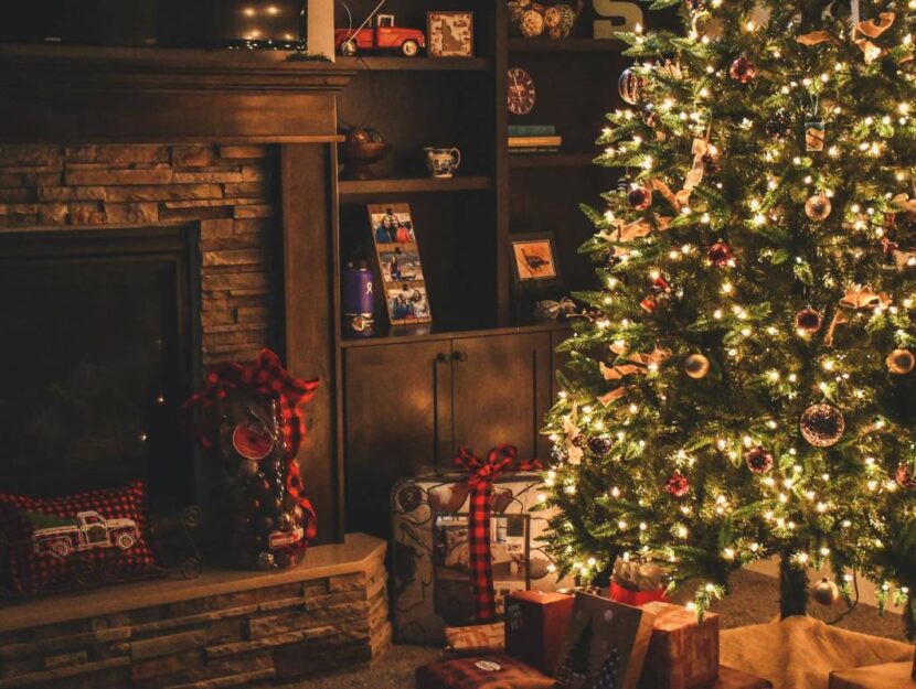 albero di natale con doni e luci