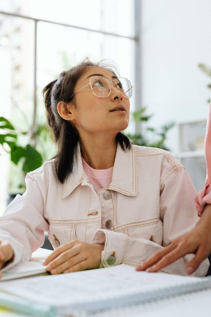 donna guarda perplessa una persona che le dice Ciao cara in ufficio